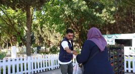 Kartepe Belediyesi’nden Mezarlıklarda Çiçek Dağıtımı