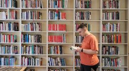 Kitap kurdu Asil okuma sevgisiyle örnek oluyor