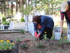 Kocaeli Büyükşehir bayramda vefa geleneğini yine sürdürdü; Kabirlere çiçek, gönüllere huzur