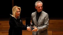 Uluslararası İzmir Festivali Açılışında Ege Üniversitesine Plaket